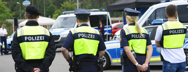 23. August 2021: Neue Erkennbarkeitswesten der Polizei: Innenminister Joachim Herrmann hat heute in Nürnberg neue Erkennbarkeitswesten der Polizei vorgestellt. Mit ihren auffälligen Farb- und Reflektorflächen und Funktionsbezeichnungen optimieren sie die Ausstattung und Sicherheit der bayerischen Polizistinnen und Polizisten. „Vor allem bei besonderen Einsätzen wie Demonstrationen und Großveranstaltungen ist die Bayerische Polizei nun noch besser zu erkennen. Dies gilt insbesondere für zivile Einsatzkräfte, die in solchen großen Einsatzlagen kurzfristig hinzugezogen werden“, erklärte Herrmann.