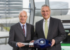 Karsten Engel (Leiter Vertrieb Deutschland, BMW Group) Innenminister Joachim Herrmann, MdL