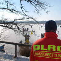 Wachdienst der DLRG an einem zugefrorenen See