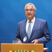 Innenminister Joachim Herrmann bei der Vorstellung der Verfassungsschutzinformationen für das erste Halbjahr 2020.