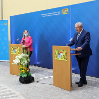 Innenminister Herrmann und Verkehrsministerin Schreyer vor Pressewand