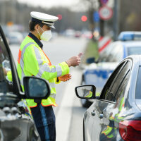 Polizist bei Verkehrskontrolle